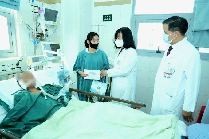 11 -year -old girl in Nu village was buried by flash floods, after 2 weeks of treatment, still in severe condition