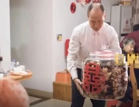 The man accumulates 60kg tangerine peel to do special things in the wedding of a girl