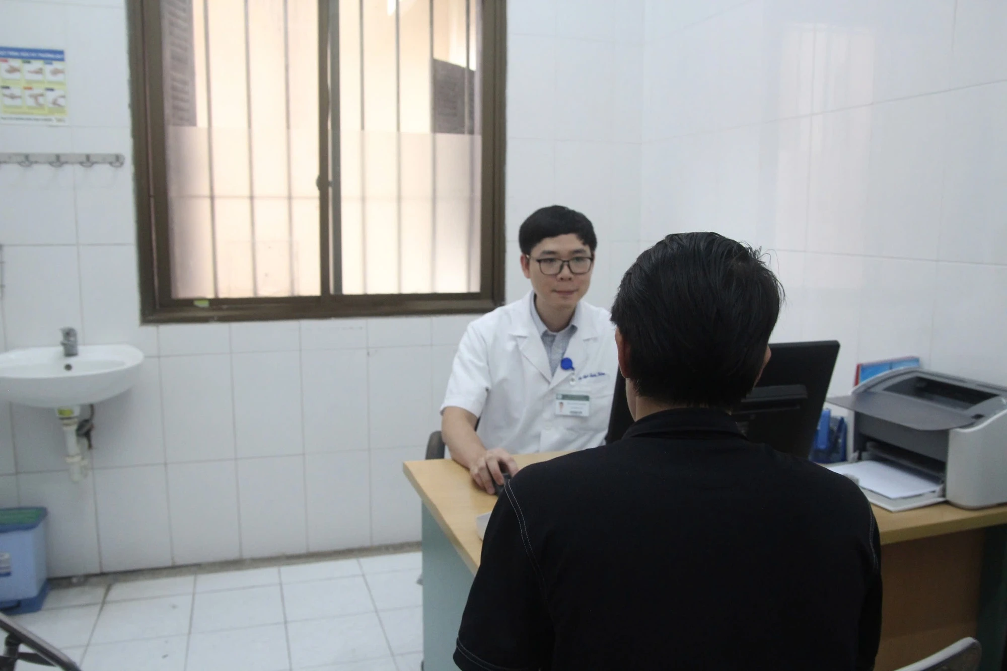 The 28 -year -old man in Hanoi was admitted to the mental hospital after expression of excessive generosity