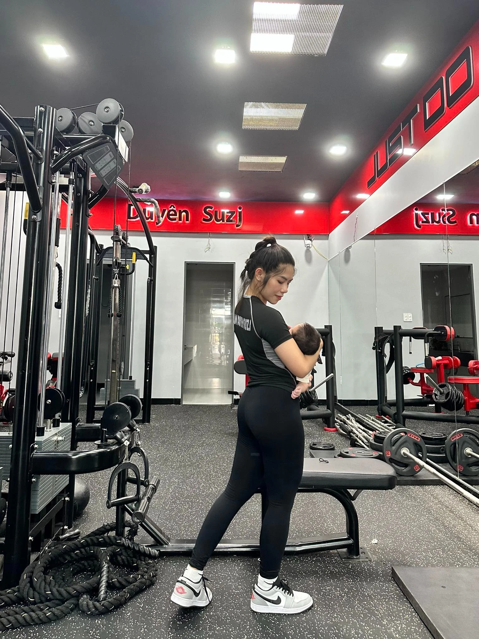Đáng kinh ngạc: Mẹ bỉm vừa bế con vài tuần tuổi vừa tập gym, body khiến ai nấy thốt lên "đỉnh"