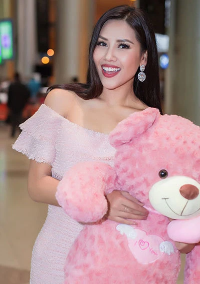 Pham Huong, Nguyen Thi Loan the most beautiful makeup week
