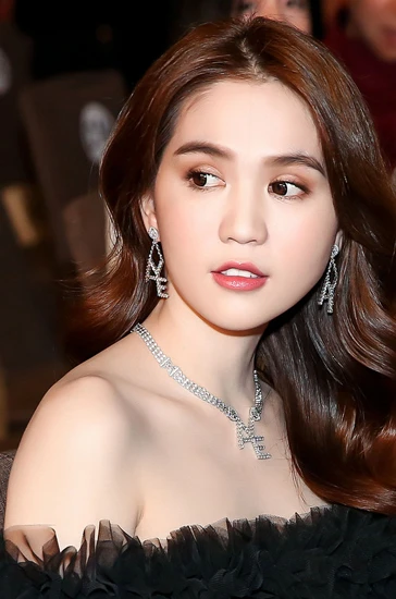 Ngoc Trinh, Pham Huong the most beautiful makeup for the first week of the new year