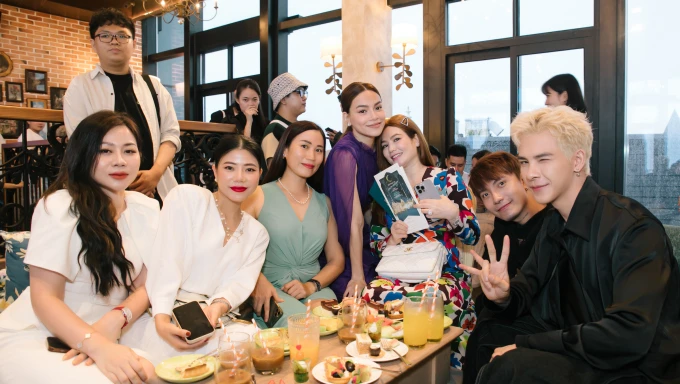 Mega Gangnam accompanies Ho Ngoc Ha's music night