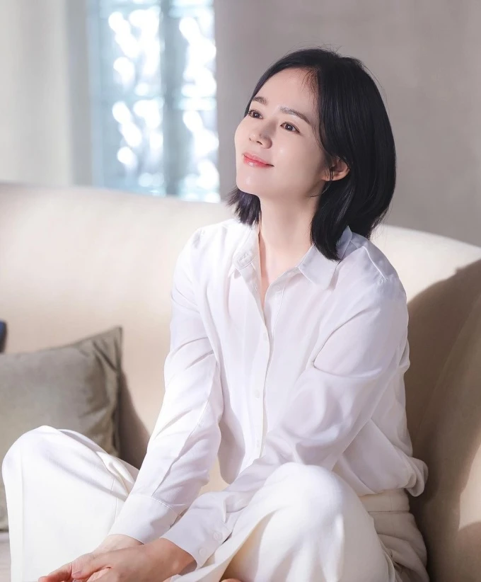 Why 'Moon hugging the sun' is praised for beauty