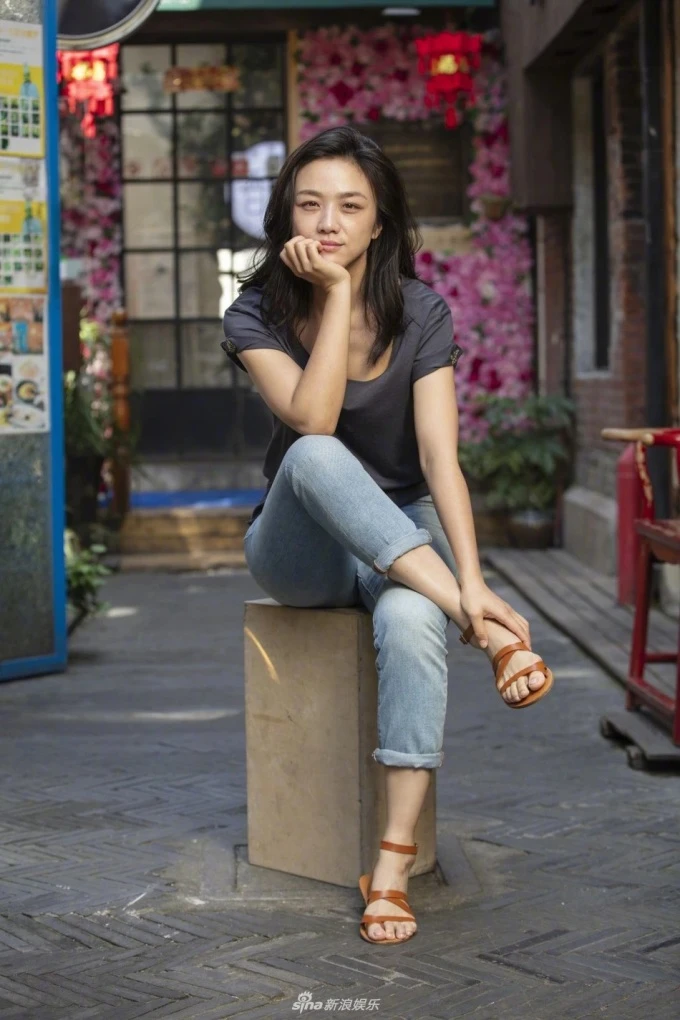 Thang Duy attracts attention when leaving the bare face