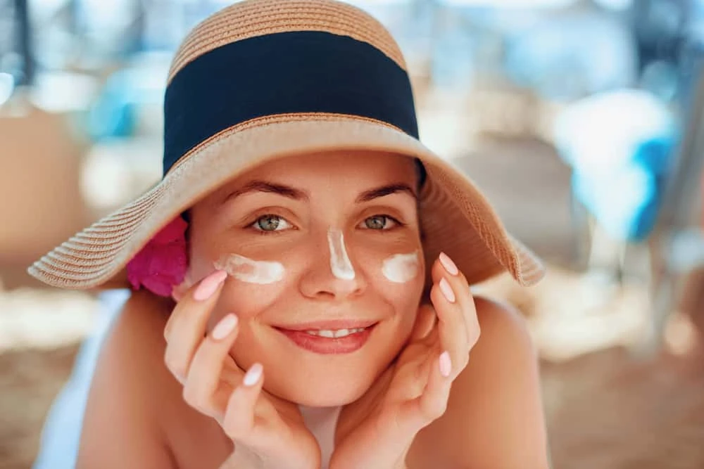 The dermatologist pointed out the "classic" mistake when using sunscreen in the summer, causing the skin of women to be darkened, wrinkled, accelerated aging