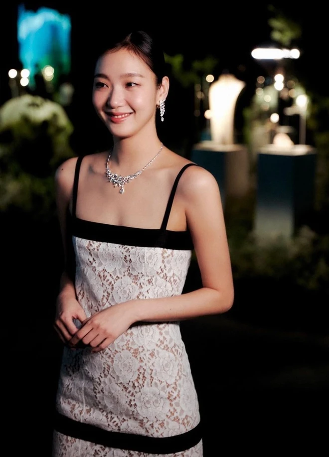 EXHUMA female magician - Kim Go Eun: Visual is strange, clear skin thanks to 3 items always available in bags