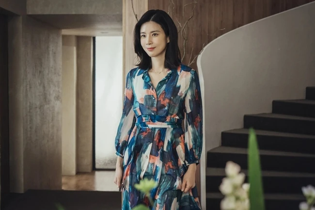 Talented bride Lee Bo Young: 42 years old still has the most beautiful skin in Korea thanks to maintaining the rule "2 no"