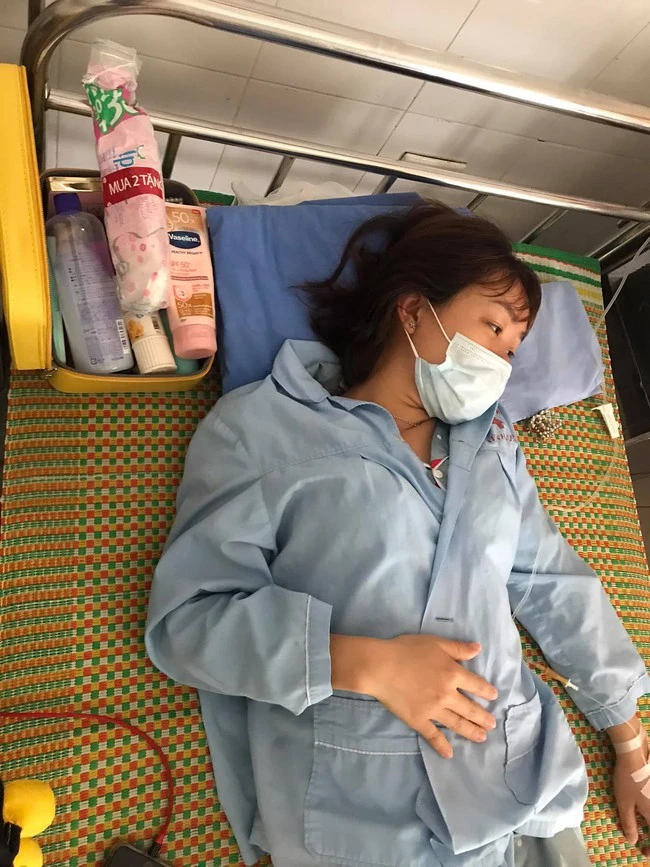 The wife went to the hospital but still insisted on bringing the "treasure" box, curiously opened the husband who fell to women who need this need everywhere