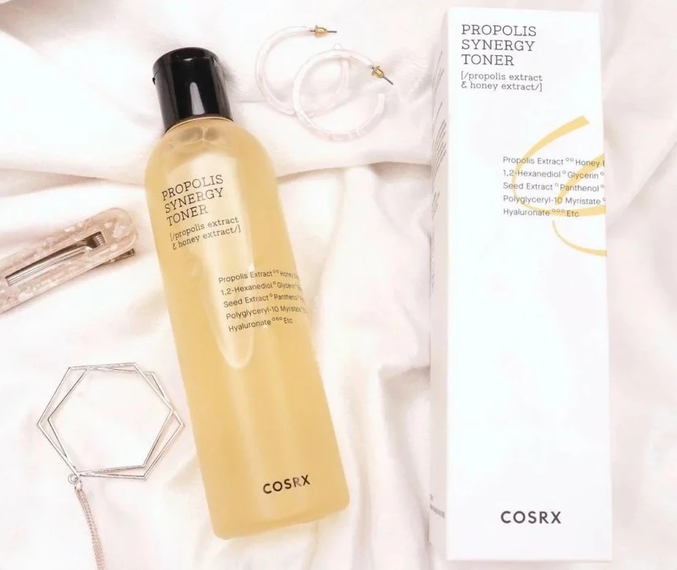 Learning women to nourish skin with propolis to smooth skin and prevent aging