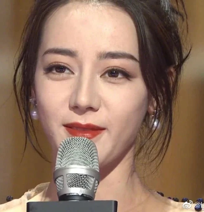 Sao Hoa - Korea in the image of the face, not Photoshop: the side has not aged without braking, the acne is covered with the face