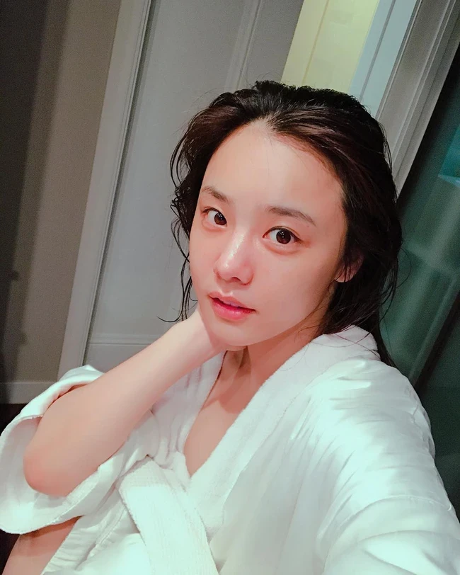 Want smooth white skin, women add this to the water when washing their faces