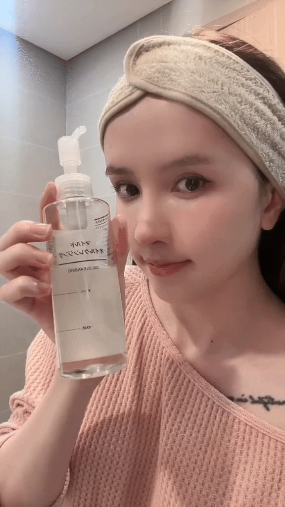 Admiring Thieu Bao Tram's 30 -year -old skin: smooth, smooth, saying no to all types of acne