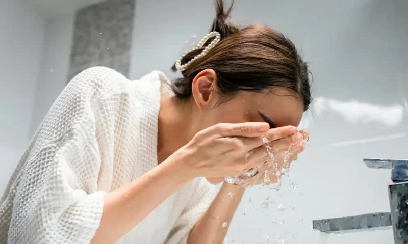 Wash your face with cold water or hot water better?