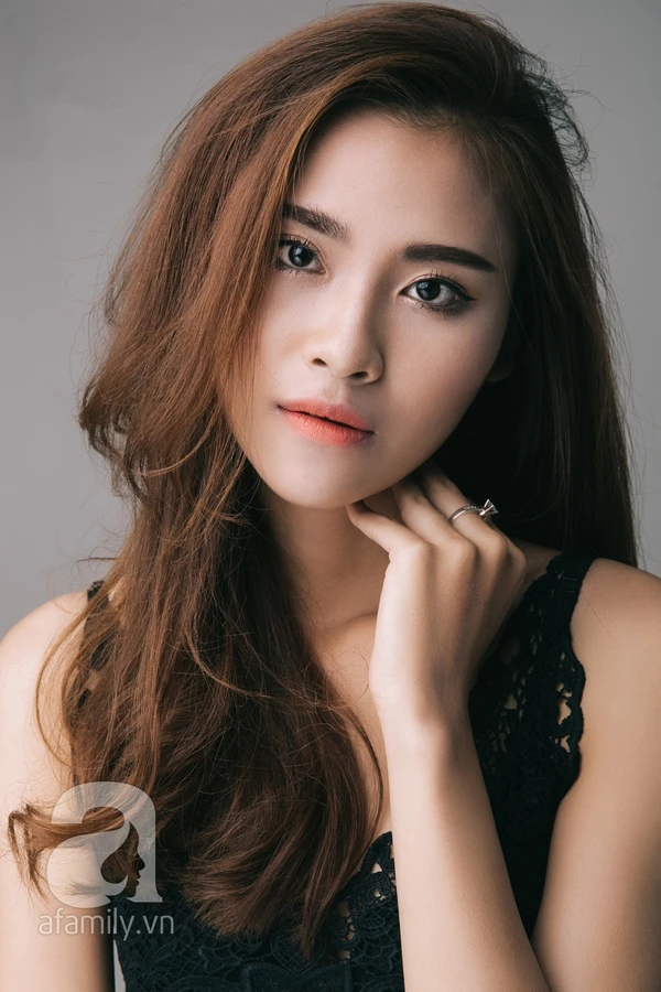 Turning thin face becomes attractive with how to press the bushy eyebrows