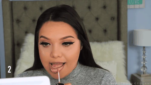 Horror with a series of "covering" trends of 100 makeup on the face