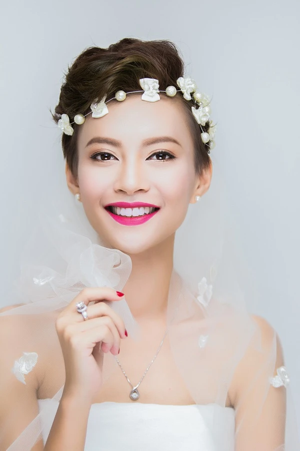 3 gentle but still beautiful hairstyles "hard to resist" for short hair brides