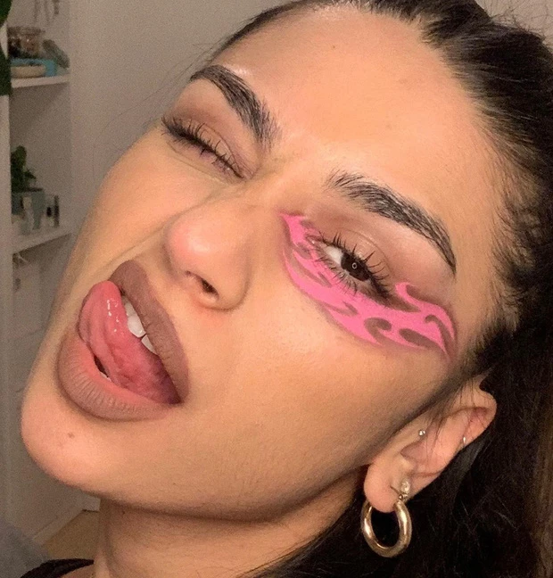 After being accused of stealing ideas, Black Pink's makeup expert still receives bricks and stones because of her blatant attitude, not bothering to apologize