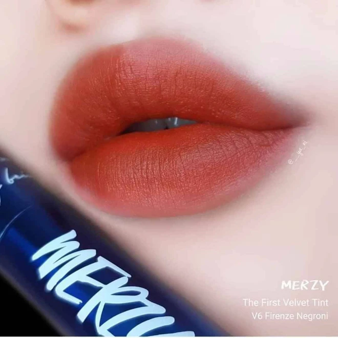 5 red lipsticks - beautiful orange "peak of the tip" for the cold day