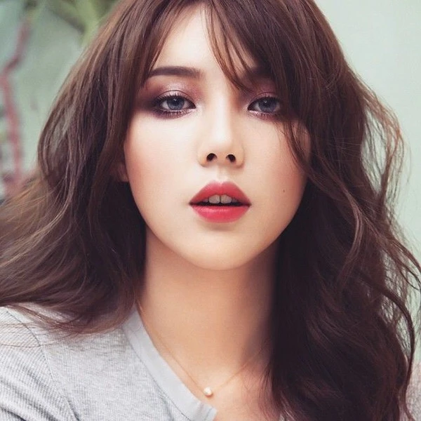 5 makeup tips to overcome long face and square chin