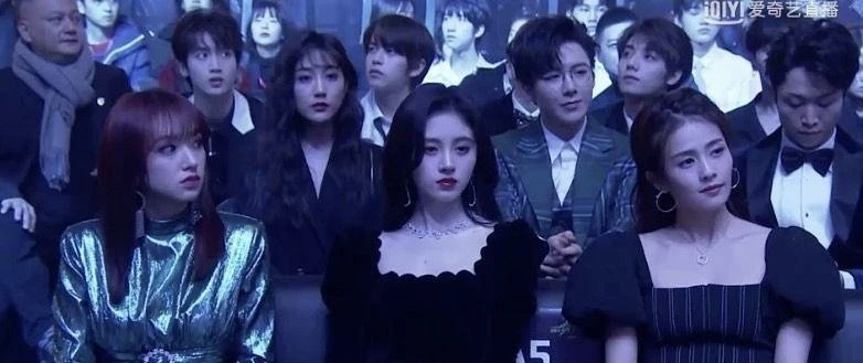 Cuc Tinh Y's makeup is often effective, helping her to win the same frame with two other beauties.