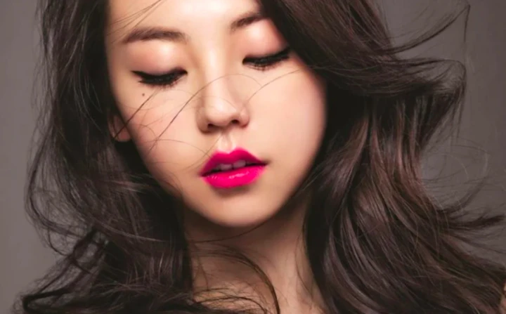 The outdated makeup, pulling beauty