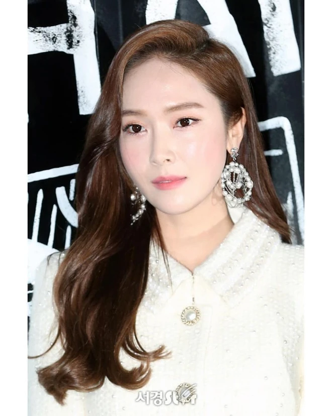 Applying thick foundation and skin tone has made Jessica's beauty fall half at the fashion event