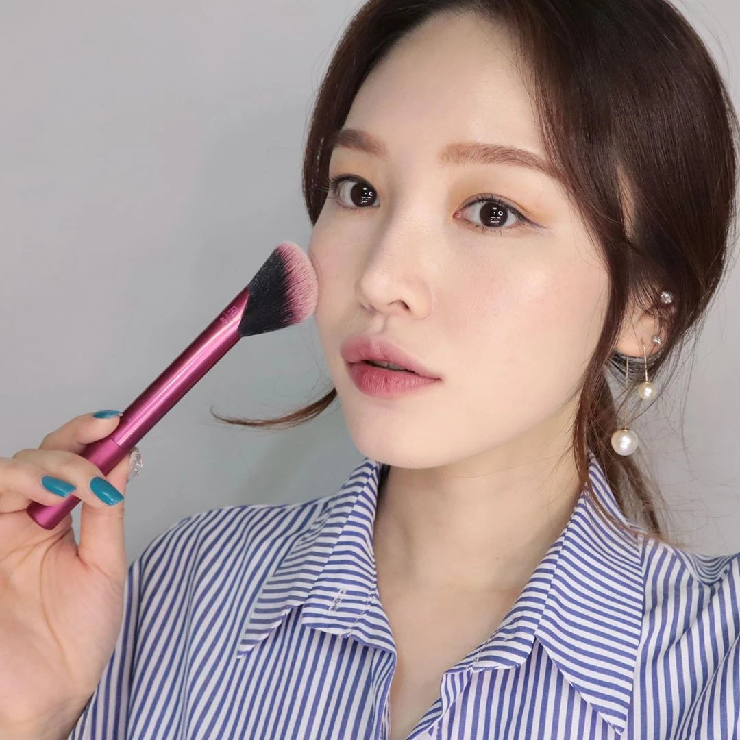 Learn the stars so that the layer of the powder will be the effect of the shadow and long -lasting all day