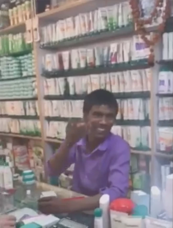 Comedian Le Duong Bao Lam jokingly, disdain the skin color of the salesperson when going abroad causing indignation