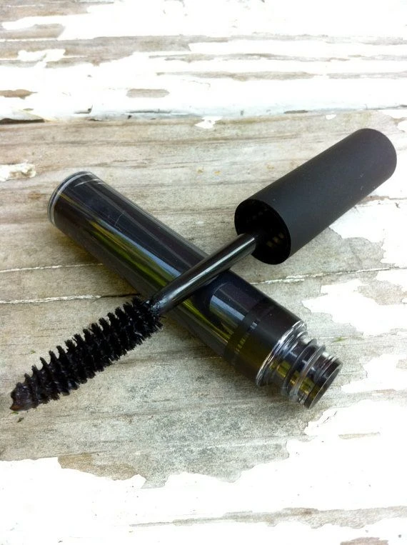 The notes help you choose a "toxin" mascara "