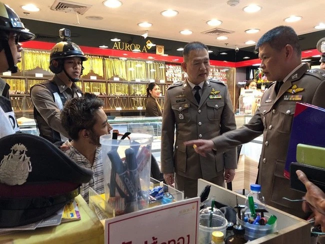 The fake Western boys in the gold shop, young people think that the assets are 300 million.