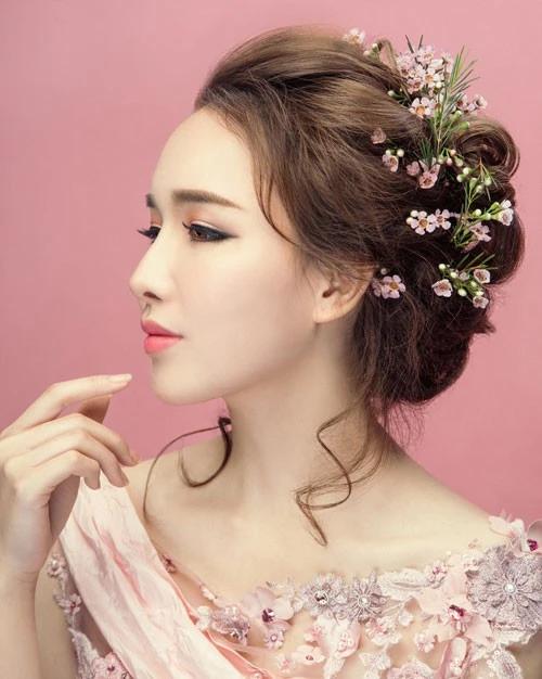 Looking at Dong Nhi and Dam Thu Trang to see: The elaborate hair spray has "returned to the garden", the more beautiful the bride is now more beautiful