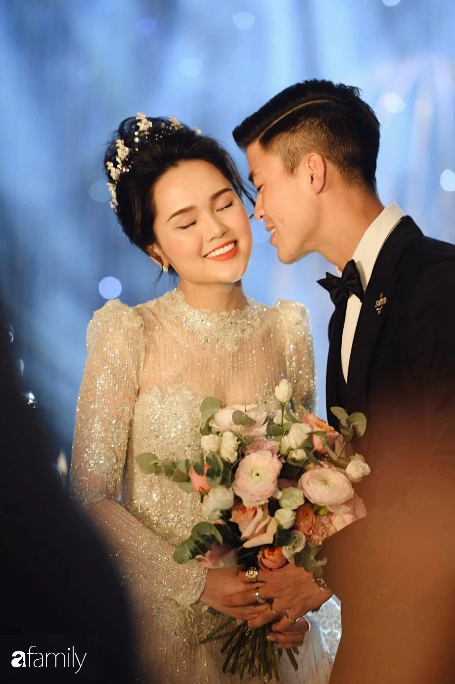 The bride Quynh Anh is pretty want to be heartbreaking, showing off her unprecedented makeup style at the wedding