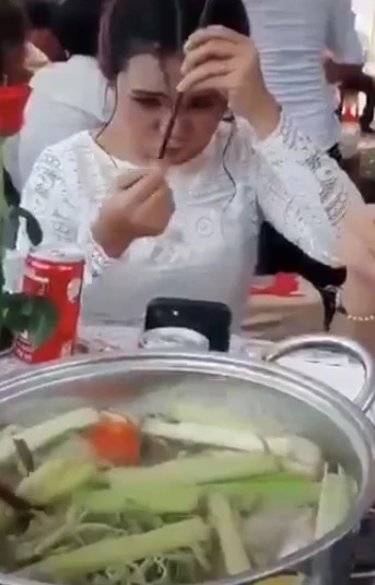 Going to a party with a beautiful appearance, the girl unexpectedly heated the chopsticks and made a difficult action that made her accept the result of "bitter heart"