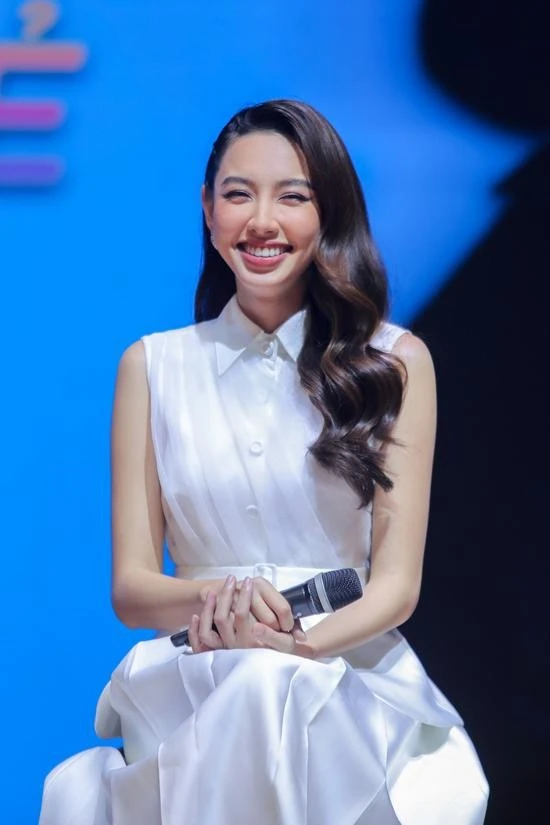 Style of beautiful people when speaking speakers: elegant Thuy Tien, Thao Nhi Le