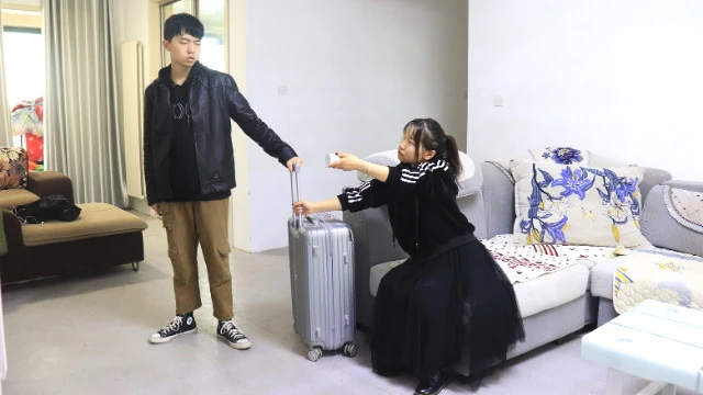 The shock in the middle of the night made the groom fall out of the wedding room and the warmest bride demanding a divorce because of "too humiliating"