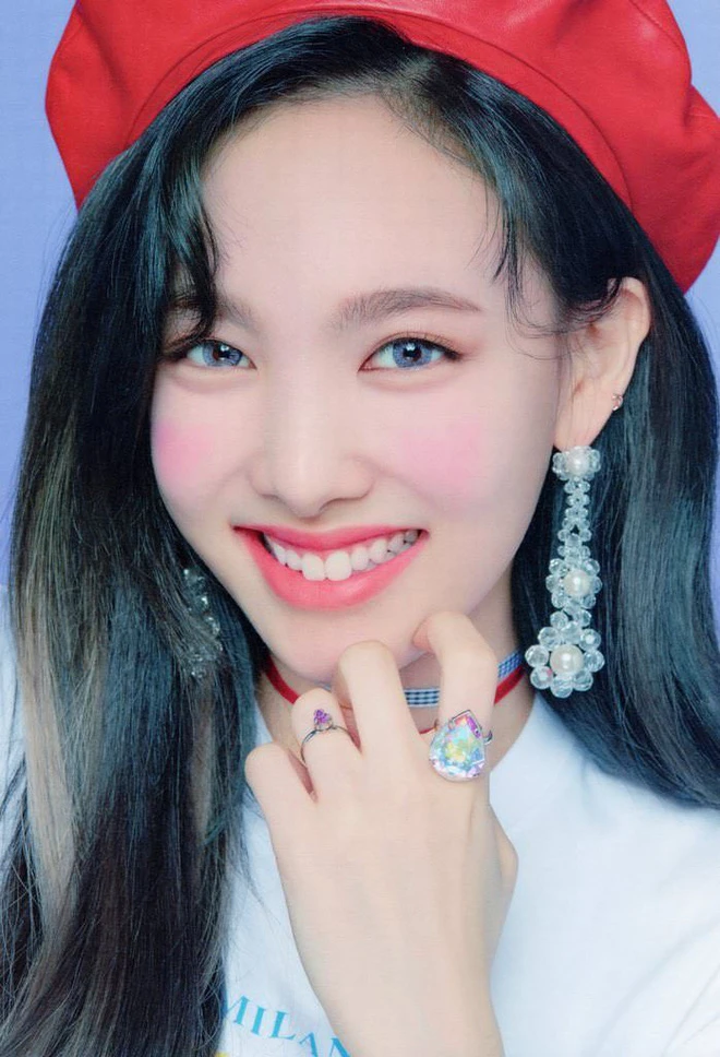Nayeon changes the eyebrow shape is the normal elegant face, the power of makeup is terrible