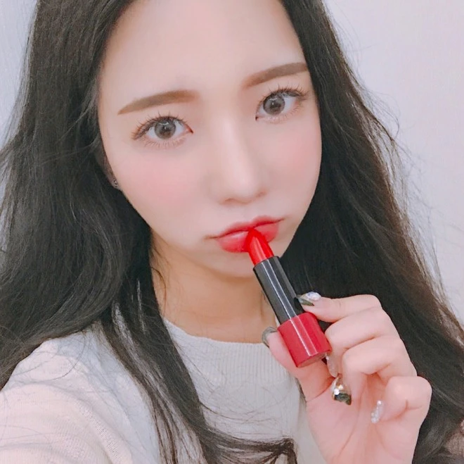 Bored with matte lipstick, Korean girls are falling in love with the lip gloss capable of "pumping lips", on this extremely beautiful color