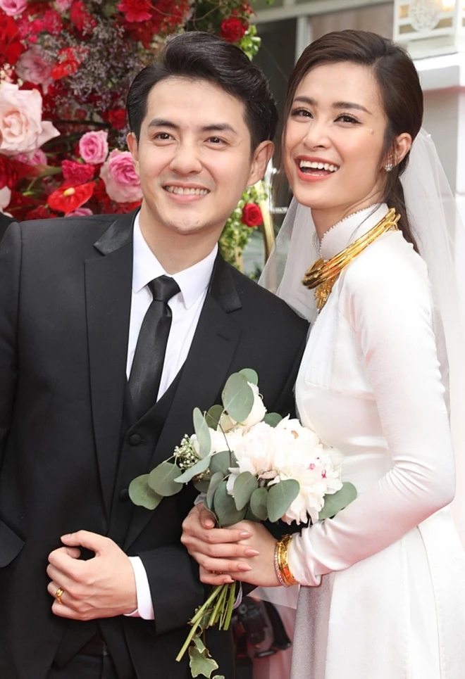 No need to be fussy, it is the natural makeup that helps the beautiful Vietnamese beauty on the wedding day