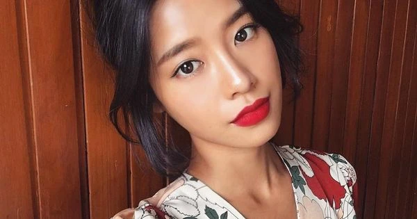 Even though the skin is oily, you still have a way to be confident with a wet makeup like a dew