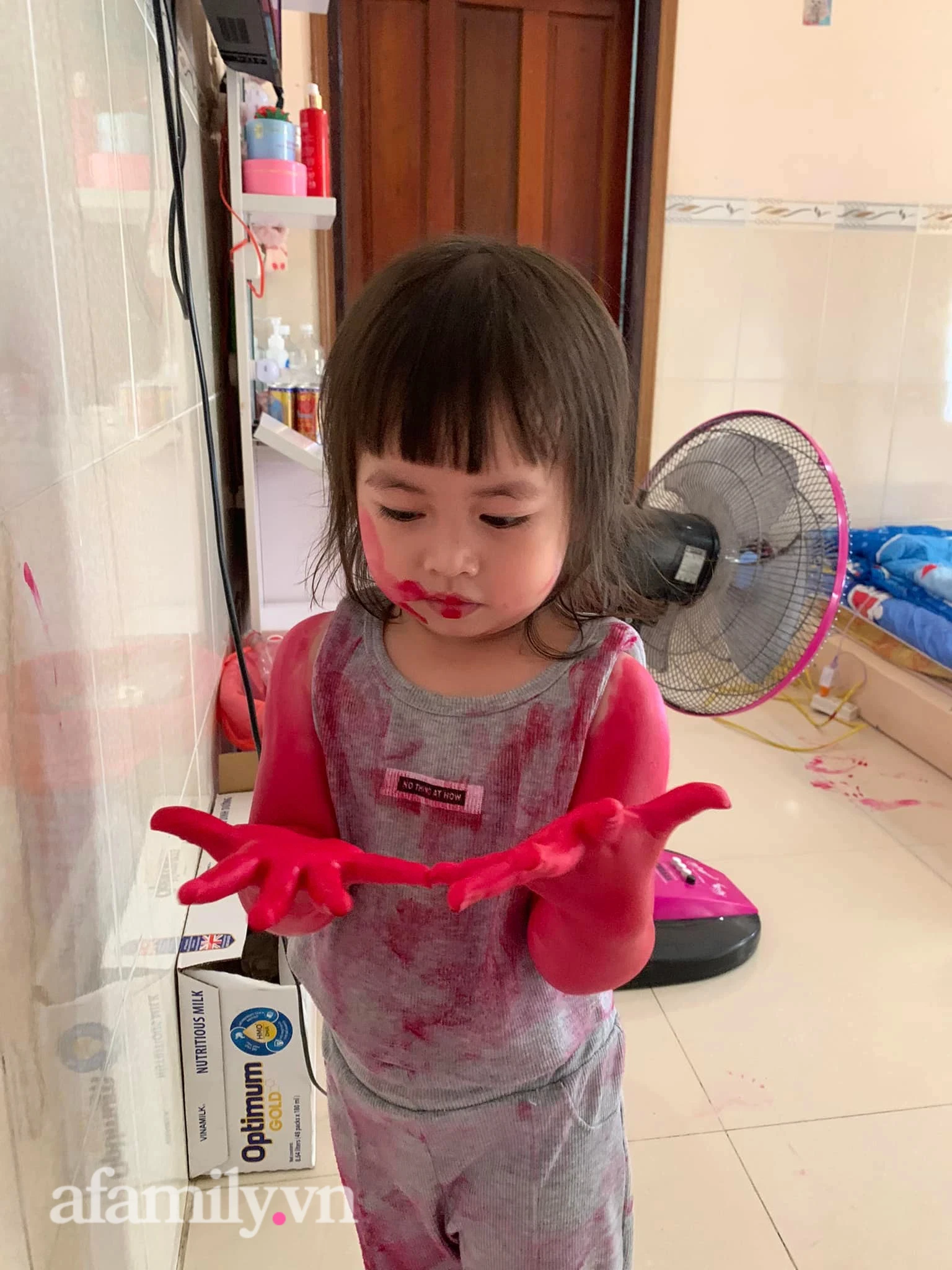 Outdoing a few minutes, I turned to see the blood -red child, the scene behind made everyone think again about `` giving birth to a daughter for her, na. ''