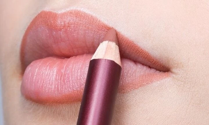 Tips to keep the lipstick does not float all day