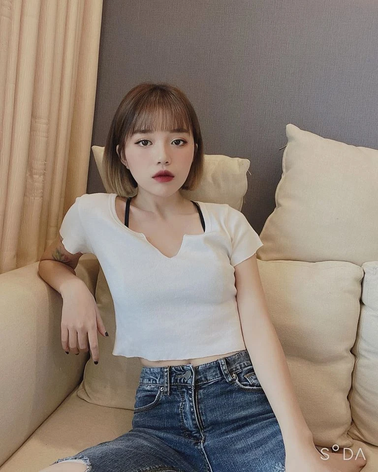 "Weighing" beautiful lipstick colors, the beauty of Linh Ngoc Dam is not normal