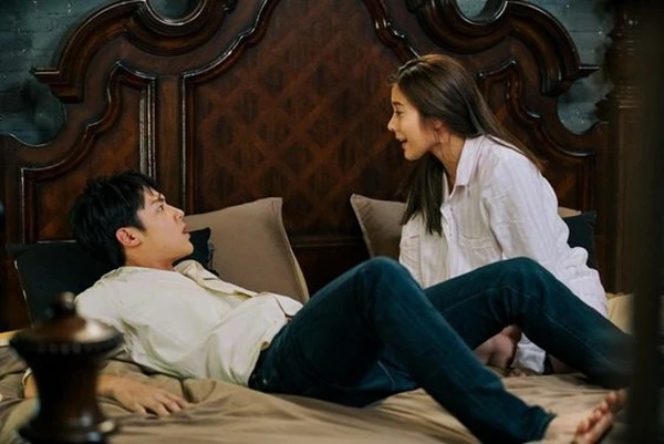 Wife's wedding night in the bathroom, I was impatient to call the door and then shocked when she came out