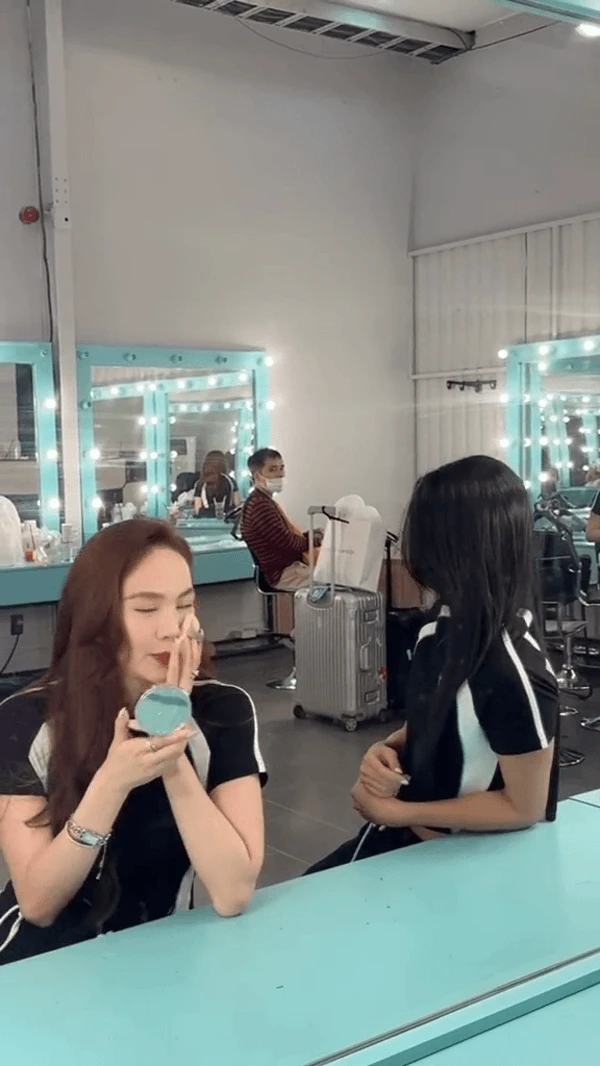 Minh Hang showed off the funny clip, people pay attention immediately 2 points: smooth U40 skin and Japanese chalk box "dirt" price