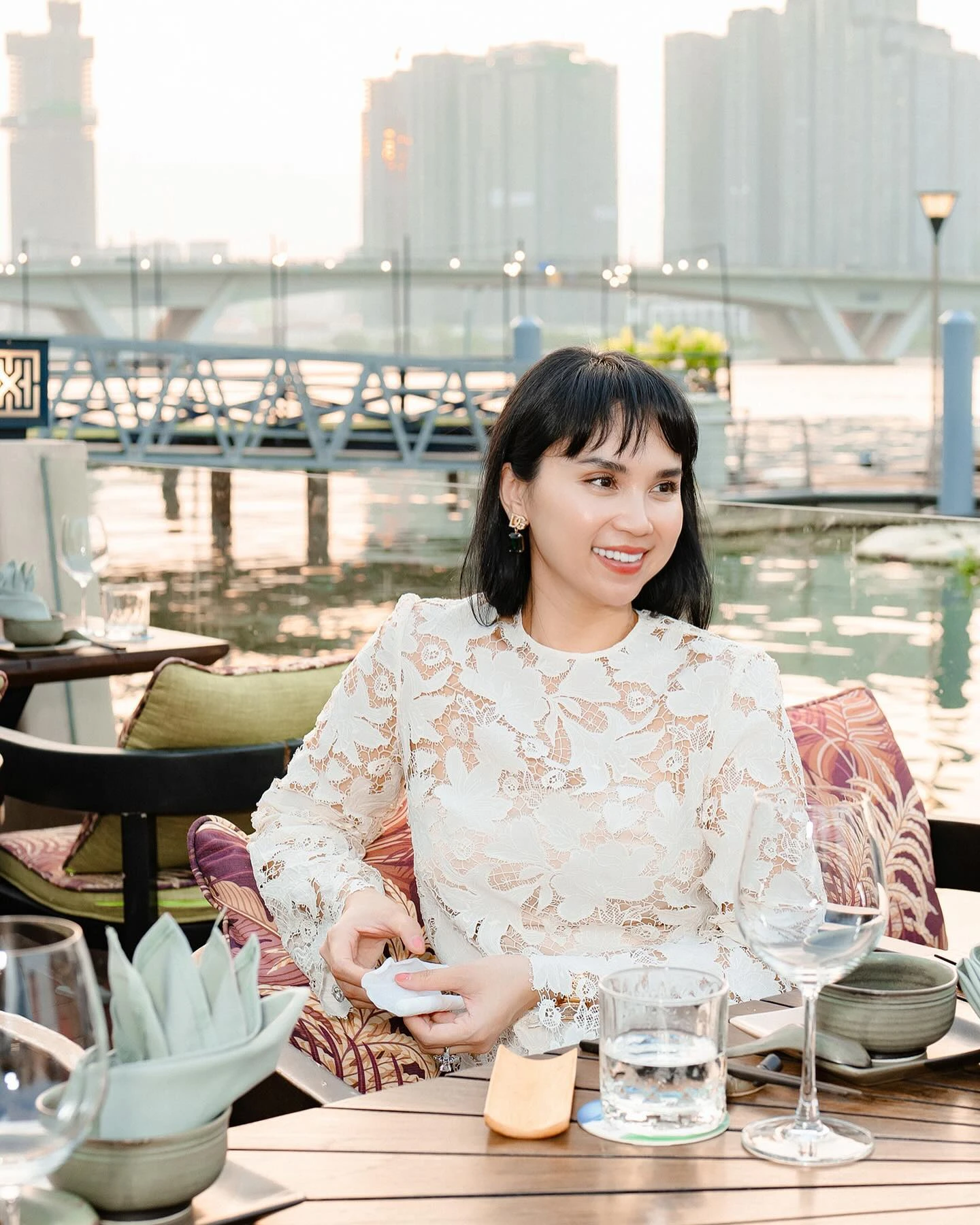 "The chairman sells rice" brush 100 times every night to help her hair are shiny and strong