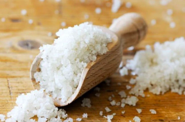 Is it good to wash your hair with salt?