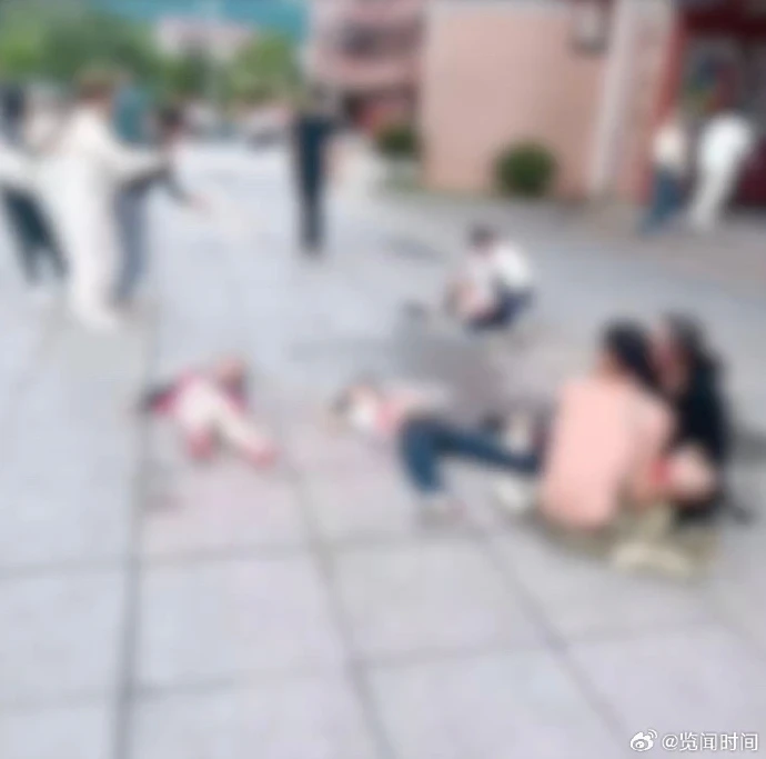 China: The woman who carries a knife to attack many students in elementary schools, 12 casualties