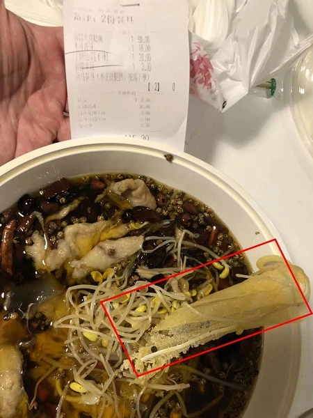 Calling food to go home, the couple discovered that there was a "boiled mask" inside, the restaurant after receiving the error suddenly turned back to face
