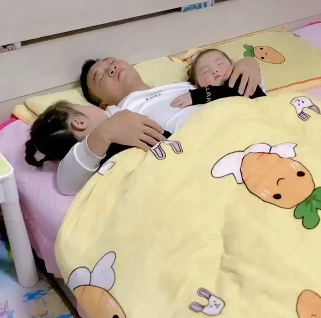 Dad hugged his two daughters to sleep passionately, but when the camera turned to a son, the mother was "angry and angry"